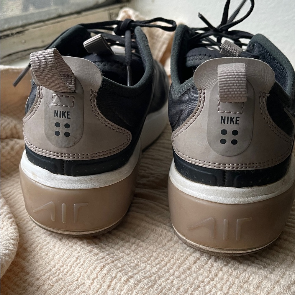 Nike Air Max women’s  Black and Gray Sneakers - Picture 4 of 8